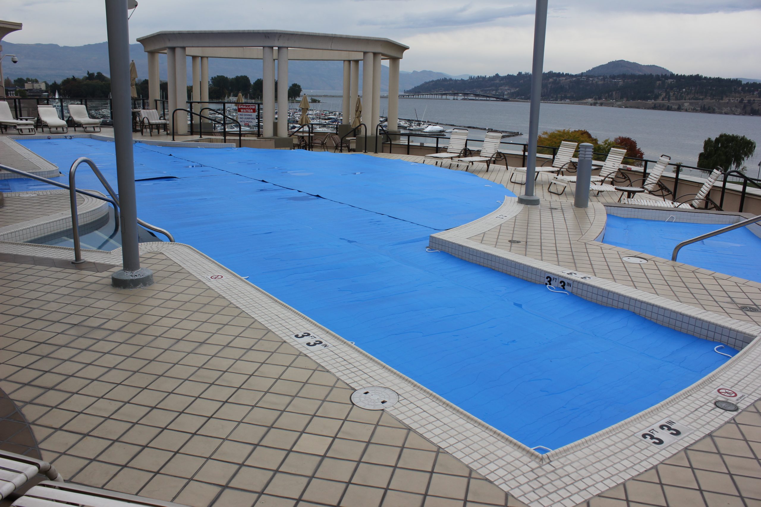 Commercial thermal floating pool cover